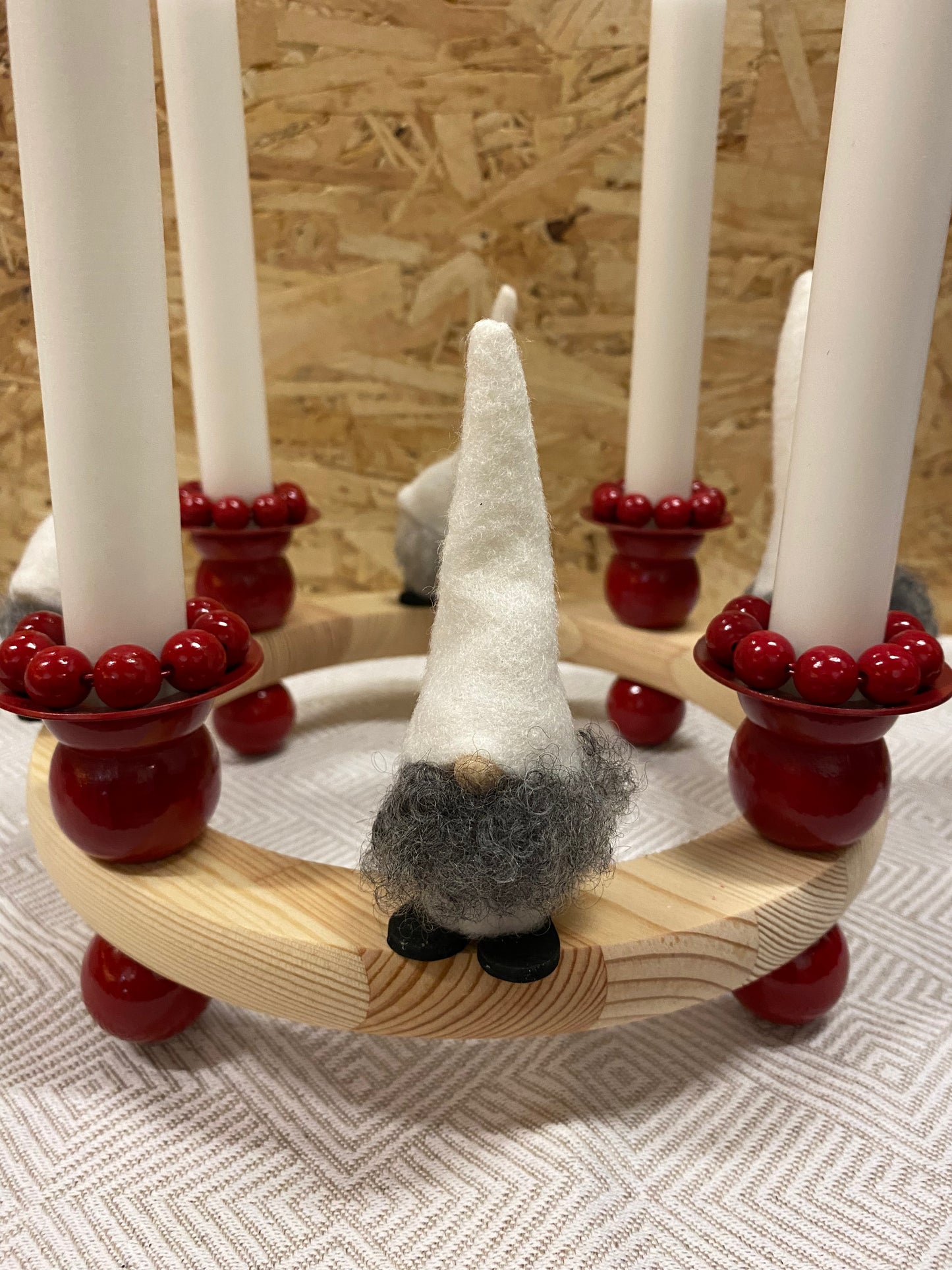 AÐVENTUKRANS - Rauður m hvítum felt jólaköllum