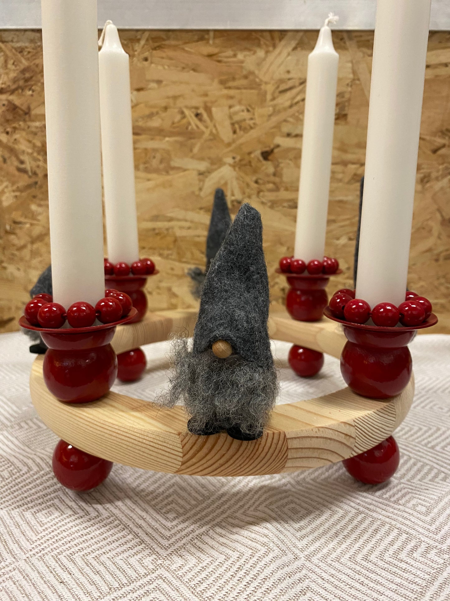 AÐVENTUKRANS - Rauður m gráum jólaköllum