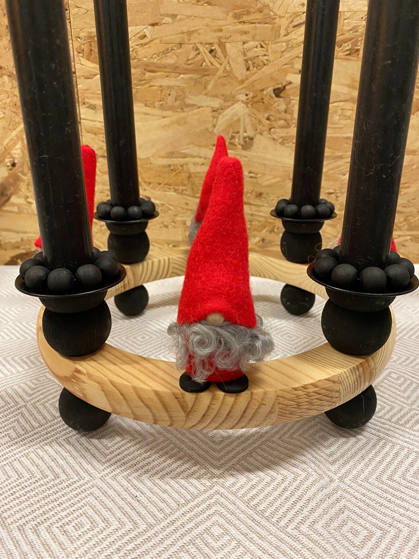 AÐVENTUKRANS - svartur m rauðum jólaköllum