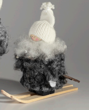 JÓLASTRÁKUR - á skíðum hvít húfa, grá gæra