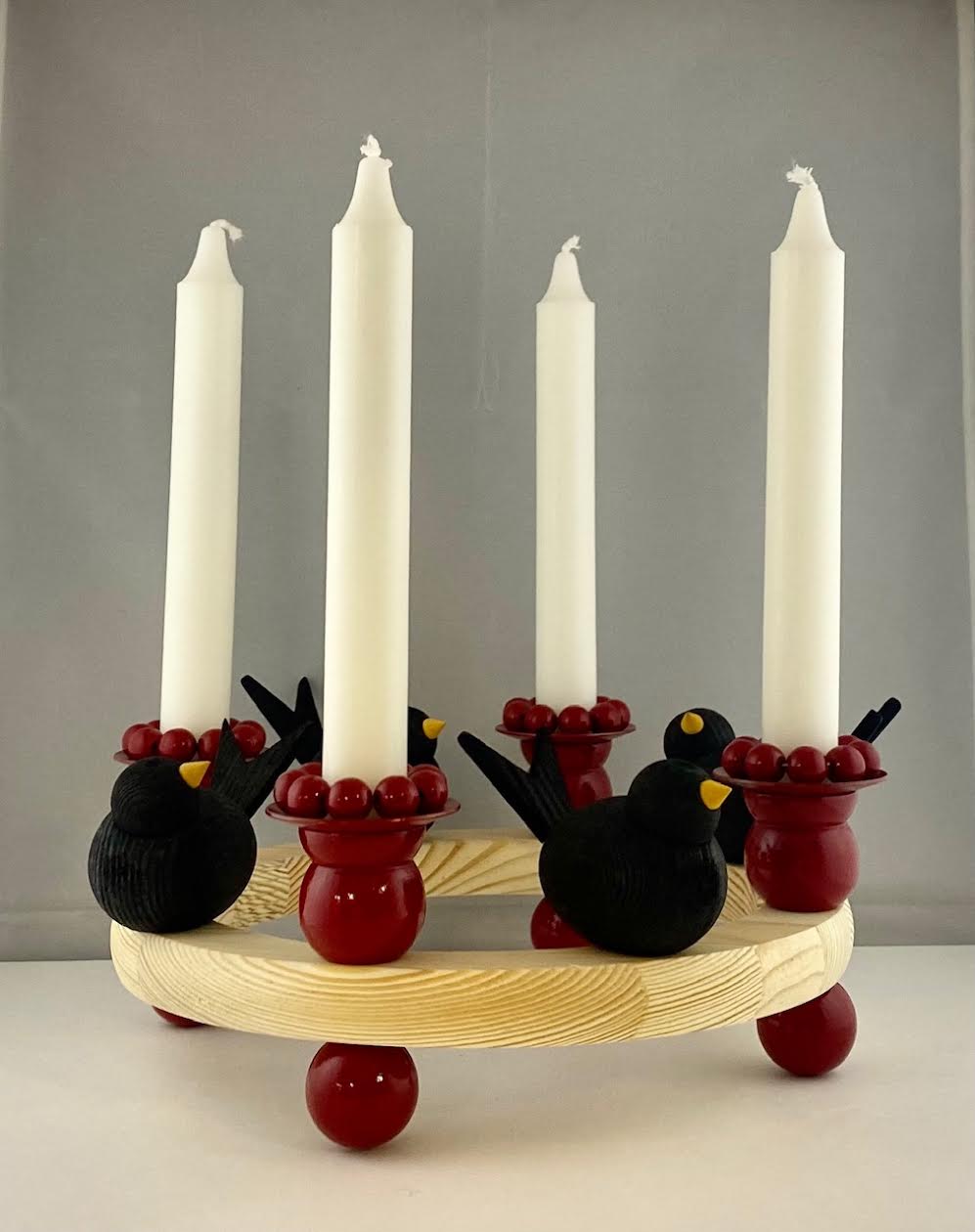 AÐVENTUKRANS - rauður m svörtum fuglum