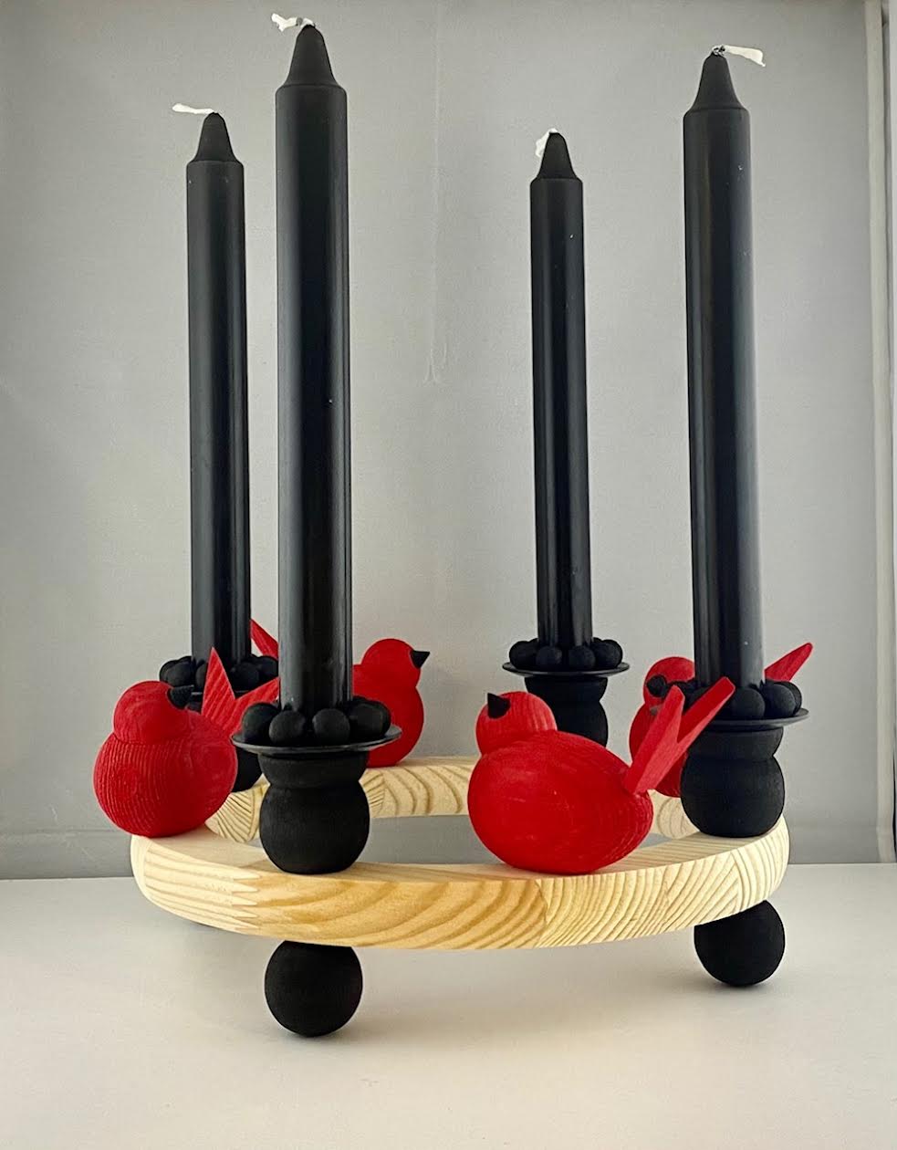 AÐVENTUKRANS - svartur m rauðum fuglum