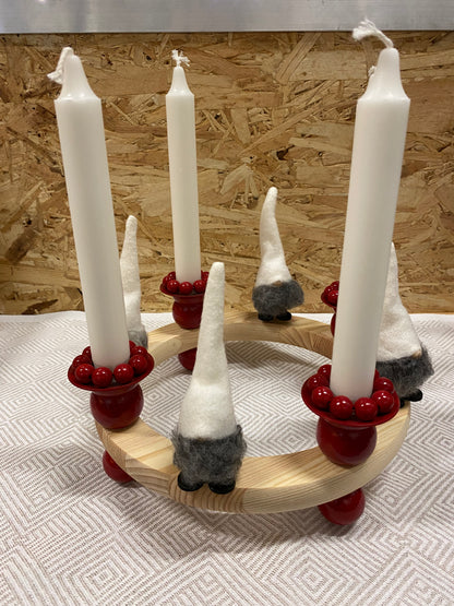 AÐVENTUKRANS - Rauður m hvítum felt jólaköllum