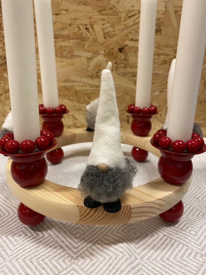 AÐVENTUKRANS - Rauður m hvítum felt jólaköllum