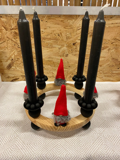 AÐVENTUKRANS - svartur m rauðum jólaköllum