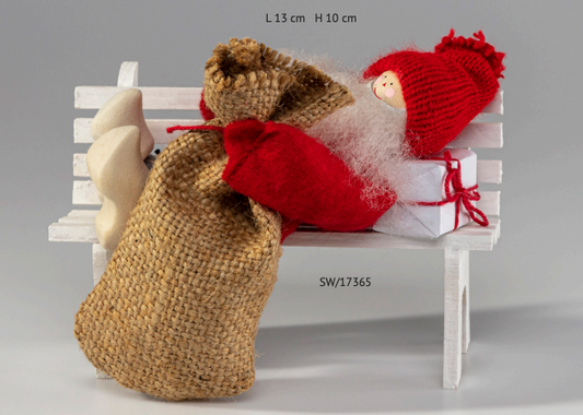 JÓLAKALL - Liggur á bekk með gjafirnar