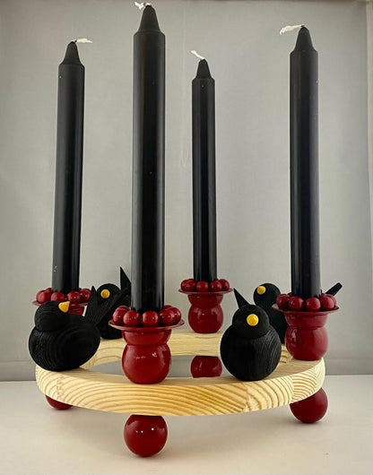 AÐVENTUKRANS - rauður m svörtum fuglum